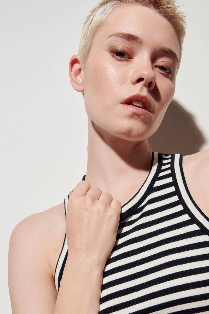 Luisa_Cerano_Tanktop_mit_Streifen_398150780202921_04_min.jpg
