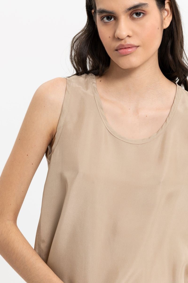 Luisa_Cerano_Seidentop_mit_Kantendetails_35789_04_min.jpg