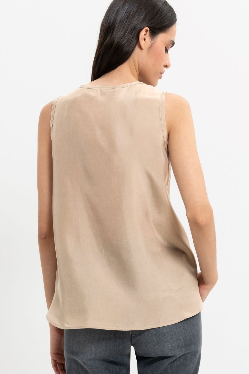 Luisa_Cerano_Seidentop_mit_Kantendetails_35789_03_min.jpg