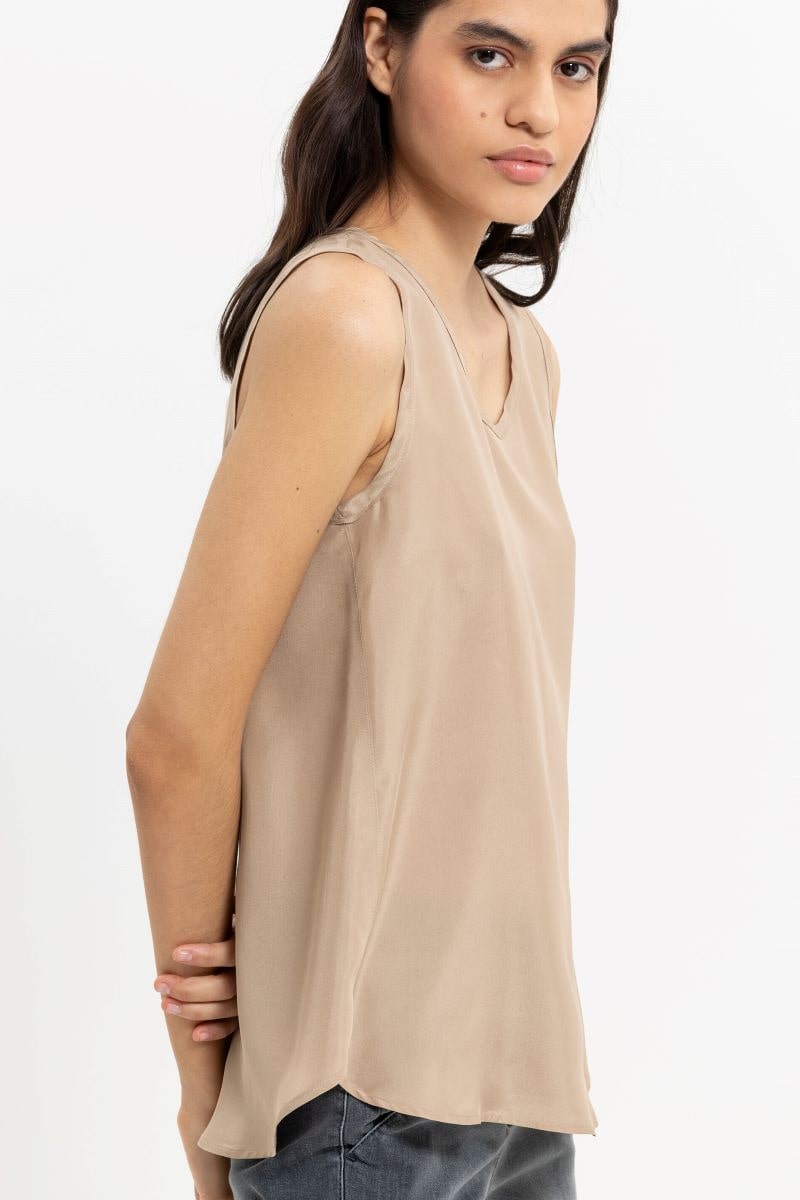 Luisa_Cerano_Seidentop_mit_Kantendetails_35789_02_min.jpg