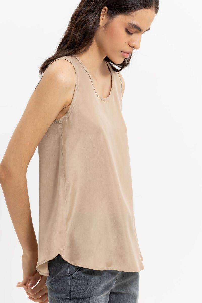 Luisa_Cerano_Seidentop_mit_Kantendetails_35789_01_min.jpg